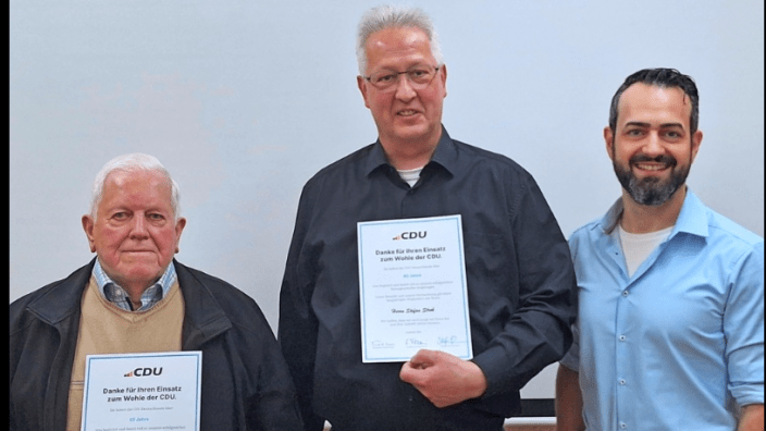 Der alte und und neue Vorsitzende Michael Molitor (rechts) hat die Jubilare Stephan Stroh (Mitte) und Werner Brücker für ihre Treue zur Partei ausgezeichnet. Brücker ist seit 65 Jahren dabei.